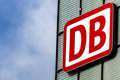 Tarifverhandlung Deutsche Bahn mit der GDL Wirtschaft, Verkehr, Bahn: Blick auf das Logo der Deutschen Bahn am Geb?ude a-stock-foto
