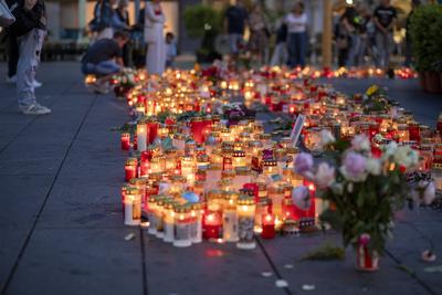 Trauerkerzen auf dem Hauptplatz in Graz.-stock-foto