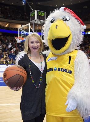 Bildnummer: 52806460  Datum: 09.12.2008  Copyright: imago/Camera4Schauspielerin Anna Maria M?he und ALBA-Maskottchen Albatros anl?sslich eines Basketballspiels von ALBA Berlin in Berlin, Personen, optimistisch , Freude; 2008, Berlin, Basketball Euroleague, Film; , hoch, Kbdig, Gruppenbild, Privatbild, PeopleBildnummer 52806460 Date 09 12 2008 Copyright Imago Camera4 Actress Anna Mary Effort and Alba Mascots Albatross during a Basketball game from Alba Berlin in Berlin People optimistic happiness 2008 Berlin Basketball Euro League Film vertical Kbdig Group photo Private Celebrities-stock-foto