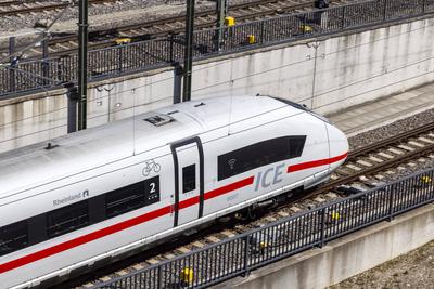 InterCityExpress ICE bei der Einfahrt in einen Tunnel am Hauptbahnhof Ulm. // 19.05.2025. Ulm, Baden-W?rttemberg, Deutsc-stock-foto