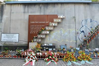 Gedenkst?tte zur Loveparade 2010 am 24.07.2018 am Karl-Lehr-Tunnel in Duisburg Der Karl-Lehr-Tunnel und die Rampe des L-stock-photo
