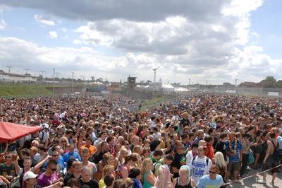 Die Loveparade in Duisburg. Im Hintergrund die Unterf?hrung (Eingang zum Veranstaltungsgel?nde) in der es sp?ter zu ein-stock-foto