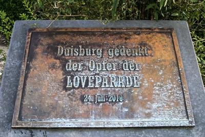 Die Gedenkst?tte f?r die Opfer der Loveparade 2010 am Karl-Lehr-Tunnel in Duisburg. Das Landgericht Duisburg hat aufgru-stock-foto