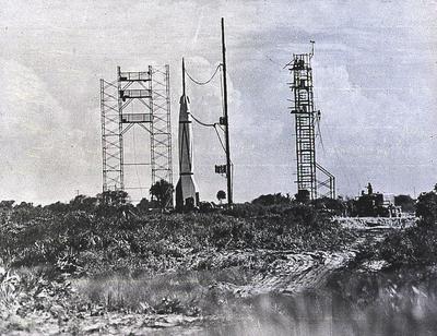 A Bumper Wac, a combination the V-2 rocket with a WAC Corporal upper stage, awaits launch on July 24, 1950. It was the e-stock-foto
