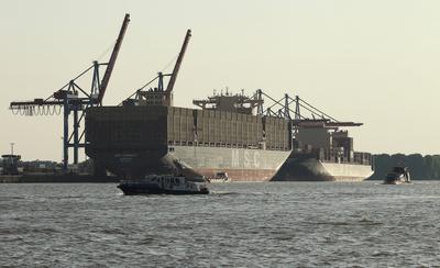 Der Boxcarrier MSC Germany (IMO 9987316) der Mediterranean Shipping Company liegt am Freitag in der Abend?mmerung am Con-stock-foto
