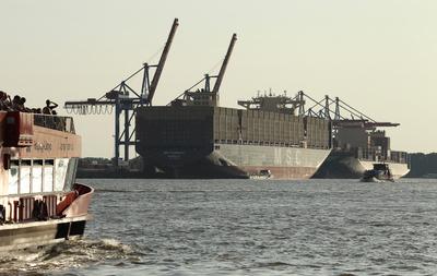 Der Boxcarrier MSC Germany (IMO 9987316) der Mediterranean Shipping Company liegt am Freitag in der Abend?mmerung am Con-stock-foto
