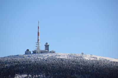 Wintersommerwetter lockt wieder viele Besucher in den Harz - Viele Besucher in Torfhaus Das traumhafte Winterwetter hat-stock-foto
