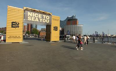Eingang zum MSC Yellow Festival am Baumwall. Bei der Veranstaltung der Mediterranean Shipping Company (MSC) am Sonnabend-stock-foto