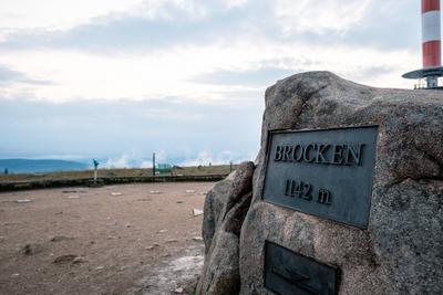 Das Gipfelplateau des Brockens (1142m) im Harz am Abend. Niemand ist mehr auf dem gut besuchten Gipfel im Nationalpark H-stock-foto