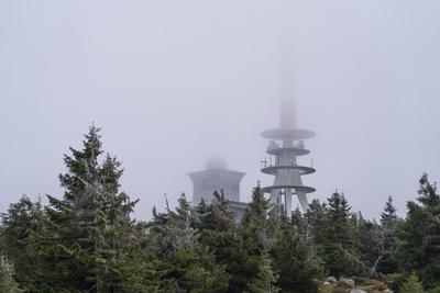 Der Gipfel des Brockens mit der großen Antenne in 1142 Meter Höhe bei Schierke (Landkreis Harz) im Nationalpark Harz in-stock-foto
