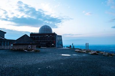 Das Gipfelplateau des Brockens (1142m) im Harz am Abend. Niemand ist mehr auf dem gut besuchten Gipfel im Nationalpark H-stock-foto
