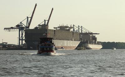 Der Boxcarrier MSC Germany (IMO 9987316) der Mediterranean Shipping Company liegt am Freitag in der Abend?mmerung am Con-stock-foto