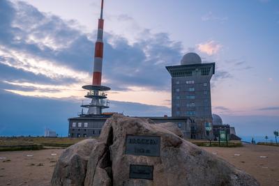 Das Gipfelplateau des Brockens (1142m) im Harz am Abend. Niemand ist mehr auf dem gut besuchten Gipfel im Nationalpark H-stock-foto