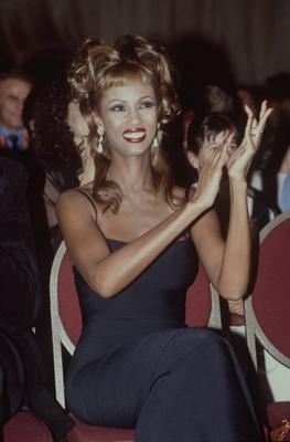 Iman 11/94 mapo Frau Model dunkelhaarig dunkelh?utig Schauspiel Unternehmen Somalia leger hoch halb H?nde klatschend l?-stock-foto