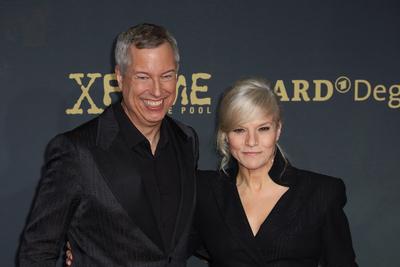 v.l. Thomas Hermanns mit Ina Mueller waehrend der Welt-Filmpremiere Babylon Berlin, 3. Staffel im Zoo Palast, Kino, Deut-stock-photo