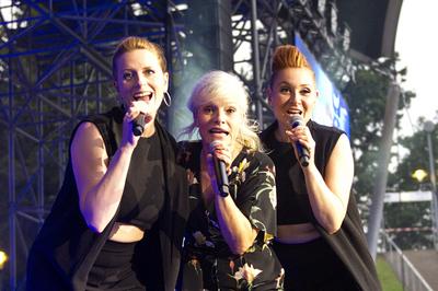93/ Ina MUELLER und Band , Ina Mueller singt Draussen - Open Air Konzerte 2018 , Ina Mueler mit gebrochenem Fuss, mit Ba-stock-photo