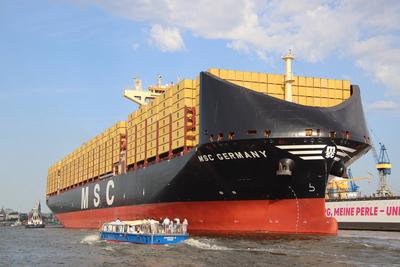 News Bilder des Tages Der Containerfrachter MSC Germany wird mit dem Heck voran vor die Landungbr?cken im Hamburger Hafe-stock-foto