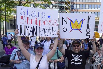 Demonstranten mit Fahnen Banner und Plakate Schildern Demonstration gegen Donald Trump in Hamburg 14.06.2025 Am Samstag nachmittag demonstrierten ca. 200 Personen Amerikaner die in Hamburg leben mit einem Marsch durch die Hafenvcity gegen die Politik des amtierenden US Pr?sidenten Donald Trump an seinem 79.Geburtstag zu Demonstieren Die friedliche Demonstration begann und endet in der N?he des US Konsulates das sich ebenfalls in der Hafencity befindet Hamburg Deutschland *** Protesters with flags banners and placards signs Demonstration against Donald Trump in Hamburg 14 06 2025 On Saturday afternoon about 200 people Americans living in Hamburg demonstrated with a march through the Hafenvcity against the policy of the incumbent US Presi-stock-foto