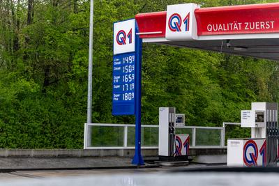 Kraftstoffpreise an der Q1-Tankstelle ? Preisschild im Mai 2025-stock-foto