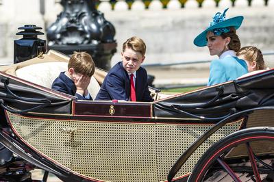 Prinzessin Catherine mit Prinzessin Carlotte, Prinz Louis und Prinz George-stock-photo
