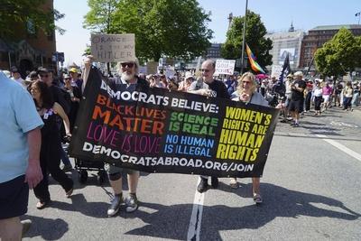 Demonstranten mit Fahnen Banner und Plakate Schildern Demonstration gegen Donald Trump in Hamburg 14.06.2025 Am Samstag nachmittag demonstrierten ca. 200 Personen Amerikaner die in Hamburg leben mit einem Marsch durch die Hafenvcity gegen die Politik des amtierenden US Pr?sidenten Donald Trump an seinem 79.Geburtstag zu Demonstieren Die friedliche Demonstration begann und endet in der N?he des US Konsulates das sich ebenfalls in der Hafencity befindet Hamburg Deutschland *** Protesters with flags banners and placards signs Demonstration against Donald Trump in Hamburg 14 06 2025 On Saturday afternoon about 200 people Americans living in Hamburg demonstrated with a march through the Hafenvcity against the policy of the incumbent US Presi-stock-foto