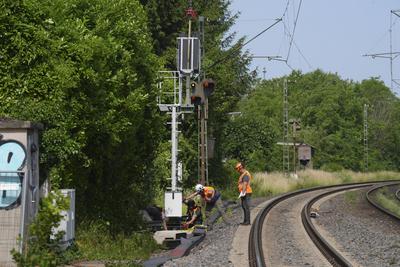Deutsche Bahn fliegt neue Signalmasten mit Helikopter zur Streckensanierung in Bonn-Beul-stock-foto