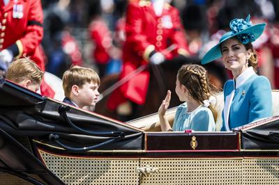 Prinzessin Catherine mit Prinzessin Carlotte, Prinz Louis und Prinz George-stock-photo