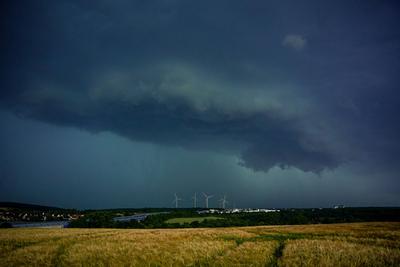 Unwetterfront ?ber Paderborn - rotierende Wolke im Bild mit Funnelbildung des m?glichen Tornados Blickrichtung Altenbeken-stock-foto