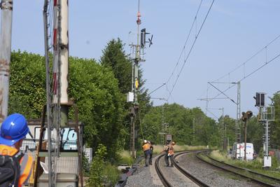 Deutsche Bahn fliegt neue Signalmasten mit Helikopter zur Streckensanierung in Bonn-Beul-stock-foto