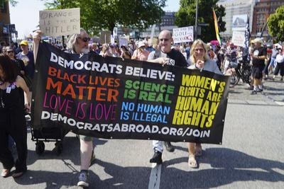 Demonstranten mit Fahnen Banner und Plakate Schildern Demonstration gegen Donald Trump in Hamburg 14.06.2025 Am Samstag nachmittag demonstrierten ca. 200 Personen Amerikaner die in Hamburg leben mit einem Marsch durch die Hafenvcity gegen die Politik des amtierenden US Pr?sidenten Donald Trump an seinem 79.Geburtstag zu Demonstieren Die friedliche Demonstration begann und endet in der N?he des US Konsulates das sich ebenfalls in der Hafencity befindet Hamburg Deutschland *** Protesters with flags banners and placards signs Demonstration against Donald Trump in Hamburg 14 06 2025 On Saturday afternoon about 200 people Americans living in Hamburg demonstrated with a march through the Hafenvcity against the policy of the incumbent US Presi-stock-foto