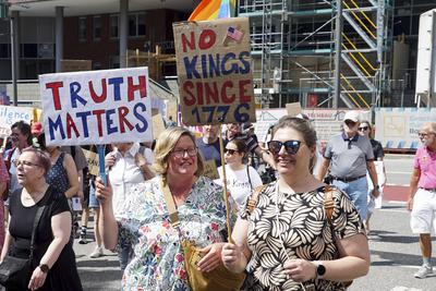 Demonstranten mit Fahnen Banner und Plakate Schildern Demonstration gegen Donald Trump in Hamburg 14.06.2025 Am Samstag nachmittag demonstrierten ca. 200 Personen Amerikaner die in Hamburg leben mit einem Marsch durch die Hafenvcity gegen die Politik des amtierenden US Pr?sidenten Donald Trump an seinem 79.Geburtstag zu Demonstieren Die friedliche Demonstration begann und endet in der N?he des US Konsulates das sich ebenfalls in der Hafencity befindet Hamburg Deutschland *** Protesters with flags banners and placards signs Demonstration against Donald Trump in Hamburg 14 06 2025 On Saturday afternoon about 200 people Americans living in Hamburg demonstrated with a march through the Hafenvcity against the policy of the incumbent US Presi-stock-foto