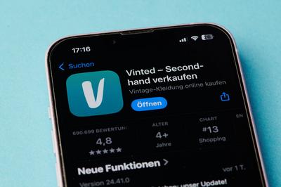 Mainz, Deutschland - 24. Oktober 2024: Vinted-App-Symbol auf einem Smartphone-Bildschirm in Deutschland auf hellblauem H-stock-foto