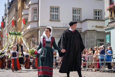 Themenbild ? Lutherehepaar Selina und Christian Tylsch zum Festumzug 500 Jahre Luthers Hochzeit, 14.06.2025-stock-foto