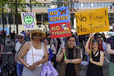 Demonstranten mit Fahnen Banner und Plakate Schildern Demonstration gegen Donald Trump in Hamburg 14.06.2025 Am Samstag nachmittag demonstrierten ca. 200 Personen Amerikaner die in Hamburg leben mit einem Marsch durch die Hafenvcity gegen die Politik des amtierenden US Pr?sidenten Donald Trump an seinem 79.Geburtstag zu Demonstieren Die friedliche Demonstration begann und endet in der N?he des US Konsulates das sich ebenfalls in der Hafencity befindet Hamburg Deutschland *** Protesters with flags banners and placards signs Demonstration against Donald Trump in Hamburg 14 06 2025 On Saturday afternoon about 200 people Americans living in Hamburg demonstrated with a march through the Hafenvcity against the policy of the incumbent US Presi-stock-foto