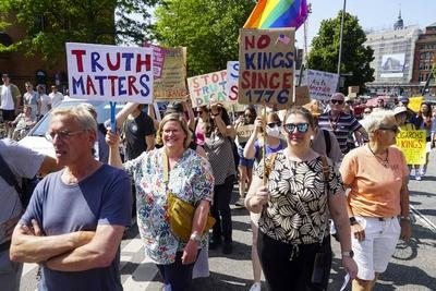 Demonstranten mit Fahnen Banner und Plakate Schildern Demonstration gegen Donald Trump in Hamburg 14.06.2025 Am Samstag nachmittag demonstrierten ca. 200 Personen Amerikaner die in Hamburg leben mit einem Marsch durch die Hafenvcity gegen die Politik des amtierenden US Pr?sidenten Donald Trump an seinem 79.Geburtstag zu Demonstieren Die friedliche Demonstration begann und endet in der N?he des US Konsulates das sich ebenfalls in der Hafencity befindet Hamburg Deutschland *** Protesters with flags banners and placards signs Demonstration against Donald Trump in Hamburg 14 06 2025 On Saturday afternoon about 200 people Americans living in Hamburg demonstrated with a march through the Hafenvcity against the policy of the incumbent US Presi-stock-foto