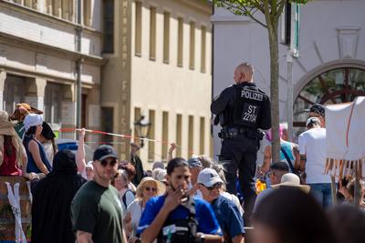 Themenbild ? Polizist zum Festumzug 500 Jahre Luthers Hochzeit in Wittenberg, 14.06.2025-stock-foto