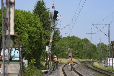 Deutsche Bahn fliegt neue Signalmasten mit Helikopter zur Streckensanierung in Bonn-Beul-stock-foto