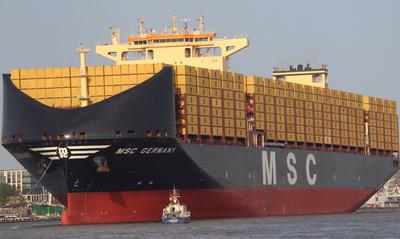 Der Containerfrachter MSC Germany liegt vor den Landungbr?cken im Hamburger Hafen. *** The container freighter MSC Germa-stock-foto