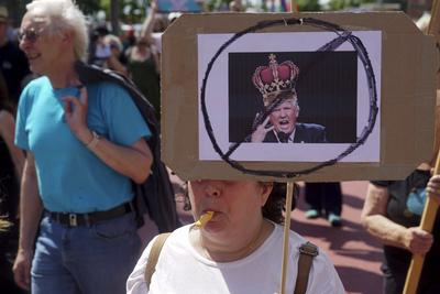 Demonstranten mit Fahnen Banner und Plakate Schildern Demonstration gegen Donald Trump in Hamburg 14.06.2025 Am Samstag nachmittag demonstrierten ca. 200 Personen Amerikaner die in Hamburg leben mit einem Marsch durch die Hafenvcity gegen die Politik des amtierenden US Pr?sidenten Donald Trump an seinem 79.Geburtstag zu Demonstieren Die friedliche Demonstration begann und endet in der N?he des US Konsulates das sich ebenfalls in der Hafencity befindet Hamburg Deutschland *** Protesters with flags banners and placards signs Demonstration against Donald Trump in Hamburg 14 06 2025 On Saturday afternoon about 200 people Americans living in Hamburg demonstrated with a march through the Hafenvcity against the policy of the incumbent US Presi-stock-foto