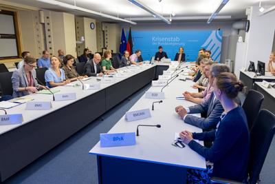 HeadlineSitzung des Krisenstabes der Bundesregierung-stock-foto