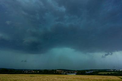 Unwetterfront ?ber Paderborn - rotierende Wolke im Bild mit Funnelbildung des m?glichen Tornados Blickrichtung Altenbeken-stock-foto