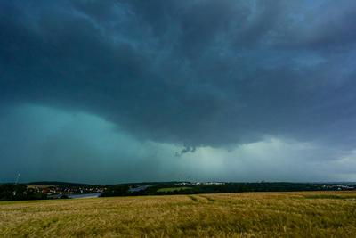 Unwetterfront ?ber Paderborn - rotierende Wolke im Bild mit Funnelbildung des m?glichen Tornados Blickrichtung Altenbeken-stock-foto