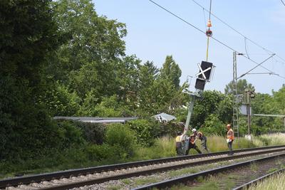 Deutsche Bahn fliegt neue Signalmasten mit Helikopter zur Streckensanierung in Bonn-Beul-stock-foto