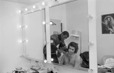 Der franz?sische S?nger Ricky Shayne in der Garderobe Deutschland 1970er Jahre French singer Ricky-stock-foto