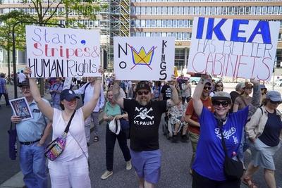 Demonstranten mit Fahnen Banner und Plakate Schildern Demonstration gegen Donald Trump in Hamburg 14.06.2025 Am Samstag nachmittag demonstrierten ca. 200 Personen Amerikaner die in Hamburg leben mit einem Marsch durch die Hafenvcity gegen die Politik des amtierenden US Pr?sidenten Donald Trump an seinem 79.Geburtstag zu Demonstieren Die friedliche Demonstration begann und endet in der N?he des US Konsulates das sich ebenfalls in der Hafencity befindet Hamburg Deutschland *** Protesters with flags banners and placards signs Demonstration against Donald Trump in Hamburg 14 06 2025 On Saturday afternoon about 200 people Americans living in Hamburg demonstrated with a march through the Hafenvcity against the policy of the incumbent US Presi-stock-foto