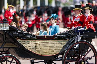 Prinzessin Catherine mit Prinzessin Carlotte, Prinz Louis und Prinz George-stock-photo