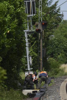 Deutsche Bahn fliegt neue Signalmasten mit Helikopter zur Streckensanierung in Bonn-Beul-stock-foto