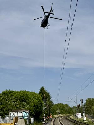 Deutsche Bahn fliegt neue Signalmasten mit Helikopter zur Streckensanierung in Bonn-Beul-stock-foto