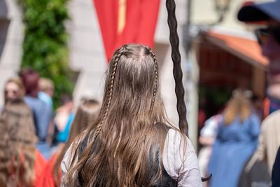 Themenbild ? Elegant geflochtene Haare beim Festumzug 500 Jahre Luthers Hochzeit in Wittenberg, 14.06.2025-stock-foto