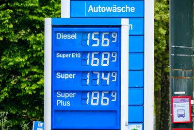 D?sseldorf 21.04.2025 Aral Tankstelle Benzinpreis Benzin Treibstoff Preiserh?hung Roh?l-Knappheit Diesel Zapfs?ule Zapfh-stock-foto